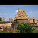 Der Blick von außen auf den Brihadishvara-Tempel. Von rechts nach links: Das Nayak-Tor, zwei Gopurams und schließlich das Vimana, der Turm über dem zentralen Schrein